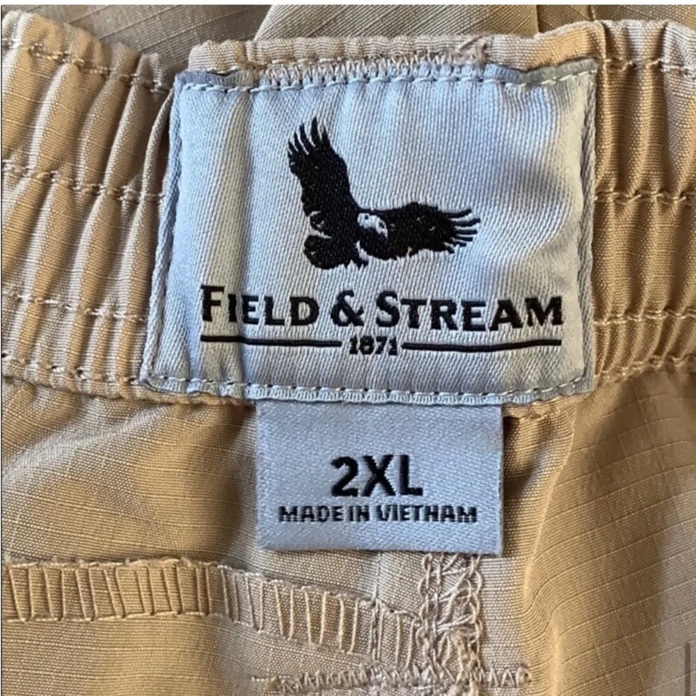 New with Tags Field and Stream Cargo Pants Size 2XL.